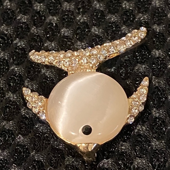 Gold Tone Jelly Belly Clear Rhinestones Fish Brooch Pin Unisex - Picture 5 of 9